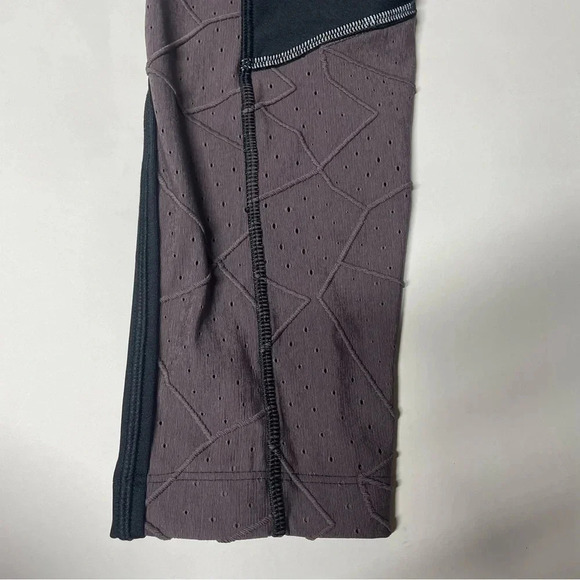NEW Under Armour Womens Athletic Mesh Inset Leggings Purple Black Size Medium - Picture 11 of 12